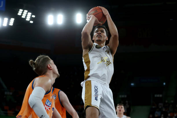 更是在防守 更是在防守